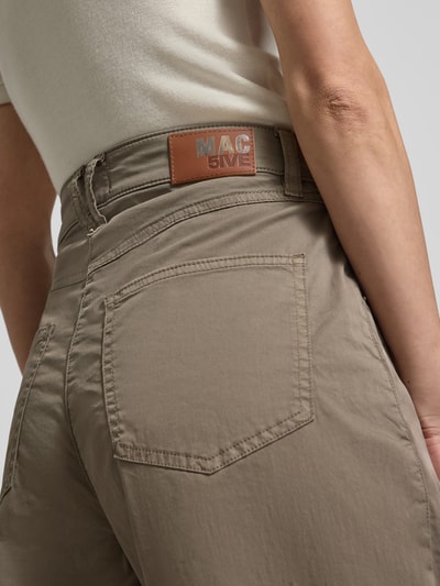 Frauenmodel trägt Straight Fit Hose mit Reißverschluss-Detail Modell 'Bora' von MAC, elastischer Baumwoll-Mix, Detailaufnahme Rückansicht