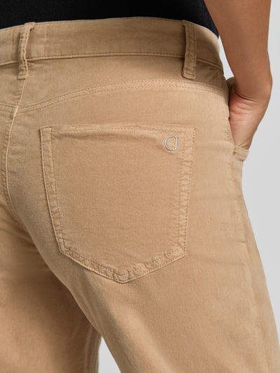 Vrouwenmodel draagt Barrel Fit corduroy broek uit pure katoen model 'ELIN' van CAMBIO in zandkleur, detailopname achterzak, Dames corduroy broek.