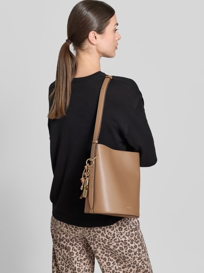 Vrouwenmodel draagt Handtasche aus Leder mit Label-Detail Modell 'ROXIE' van FURLA in lichtbruin, fijn leer, hoofdvak met magneetsluiting, binnenvak met rits, schouderriem lengte 112 cm, afmeting 22x25x17 cm, detailopname, rugaanzicht.