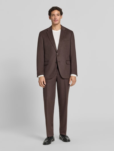 Männermodel trägt Slim Fit 2-Knopf-Sakko mit Pattentaschen von Christian Berg Men in Braun, Material-Mix mit Viskose, Ganzkörperansicht von vorne.