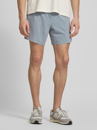 Männermodel trägt Shorts mit elastischem Logo-Bund Modell 'SENSE AERO' von Salomon in Blau, Material-Mix, Loose Fit, Ganzkörperansicht von vorne.