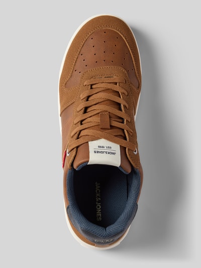Productfoto, Sneaker met label-details model 'BARNEY' van Jack & Jones in bruin met afgeronde neus, veters en gestructureerde zool, herenmodel, maatdetails volgens context.