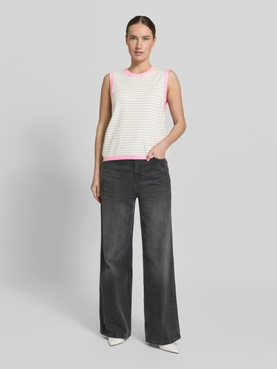 Vrouwenmodel draagt Relaxed fit top uit viscosemix model 'Zanti' van FREE/QUENT, wit met roze, gebreide look, mouwloos, elastische boorden, vooraanzicht volledige lichaam.