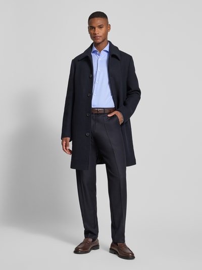 Männermodel trägt Slim Fit Businesshemd mit extra langem Arm von BOSS, hellblau, gestreift, Kentkragen, Baumwolle, Ganzkörperansicht von vorne.