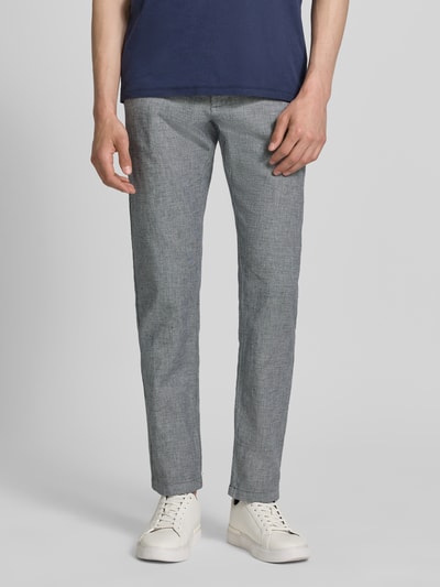 Männermodel trägt Regular Fit Chino aus Baumwoll-Leinen-Mix Modell 'PHOENIX' von s.Oliver RED LABEL in grauer Melange-Optik, Ganzkörperansicht von vorne