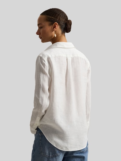 Frauenmodel trägt Hemdbluse aus reinem Leinen von Polo Ralph Lauren, luźny krój, kołnierzyk koszulowy, listwa guzikowa, wyhaftowane logo, długość tyłu w rozmiarze S: 70 cm, długość rękawów w rozmiarze S: 58 cm, biała, gładka faktura, Ganzkörperansicht Rückansicht.