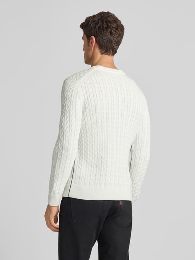 Männermodel draagt Regular Fit Strickpullover aus Baumwoll-Mix van Lacoste in effen kleur met kabelpatroon, katoenmix, logopatch, rompzoom; ganzkörperansicht rückansicht.