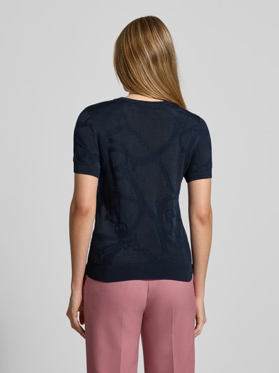 Frauenmodel trägt Strickpullover mit gerippten Abschlüssen Modell 'EYELAH' von Lauren Ralph Lauren, Dunkelblau, Rückenansicht, Damenmode, Regular Fit, Viskose-Baumwoll-Mix. Ganzkörperansicht Rückansicht