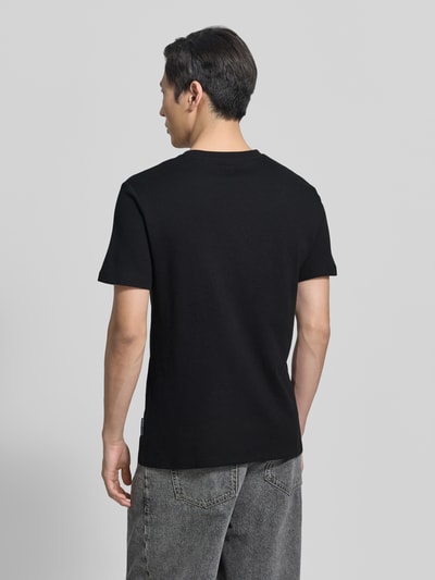 Männermodel trägt Regular Fit T-Shirt aus Baumwoll-Mix von Tom Tailor Denim, Optik: Unifarben, Ganzkörperansicht Rückansicht.