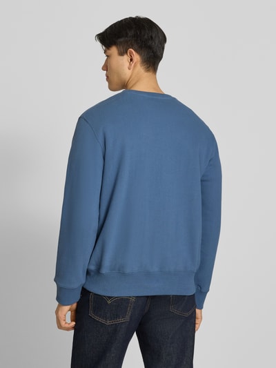 Männermodel trägt heren sweatshirt met ronde hals en labelstitching van Superdry in katoenmix, regular fit, ruglengte maat M 61 cm, mouwlengte maat M 64 cm, donkerblauw, zachte textuur, ganzkörperansicht rückansicht.