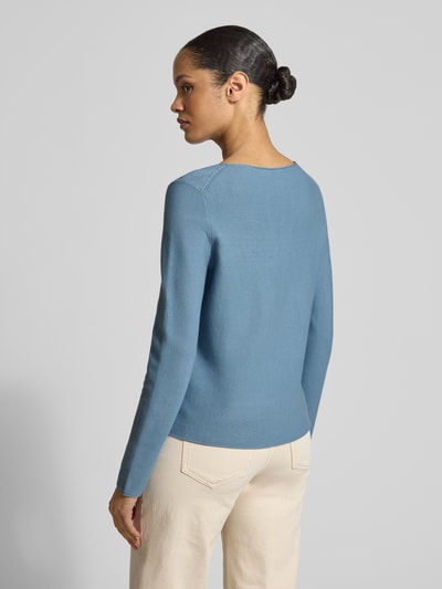 Kobiece model prezentuje Regular Fit Strickpullover aus reiner Baumwolle od Marc O'Polo, efekt: jednolity kolor, krój regular fit, aplikacja z wyhaftowanym logo, okrągły dekolt, długi rękaw, zakończenie i wykończenie: zrolowany brzeg, wykończenie materiału: dzianina, materiał: bawełna, widok całej sylwetki z tyłu.
