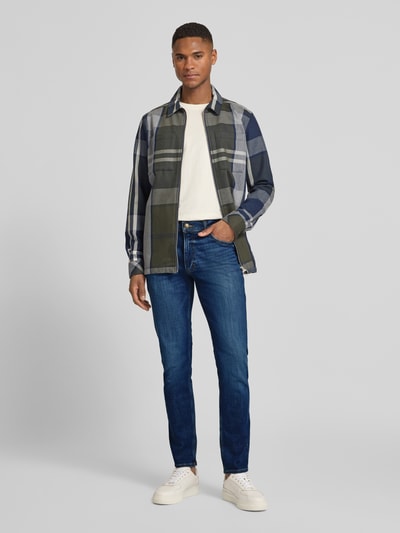 Männermodel trägt Jeans im 5-Pocket-Design Modell 'LUKE' von Lee aus elastischem Baumwoll-Mix, Straight Fit, Ganzkörperansicht von vorne.