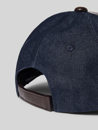 Produktfoto, Basecap mit Label-Applikation von Emporio Armani aus dunkelblauem Baumwoll-Mix mit Stitching, verstärktem Schirm, größenverstellbar.