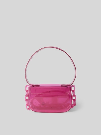 Produktfoto, Shoulder Bag mit Logo-Detail von Diesel in kräftigem Pink mit glänzender Textur und abgerundeten Formen, Damen Schultertasche mit Überschlag, doppeltem Schulterriemen, Magnetverschluss, Maße 19x14x6 cm.