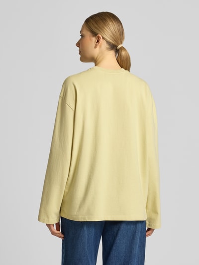 Vrouwenmodel draagt Longsleeve met motiefprint en ronde hals van Topshop, relaxed fit, puur katoen, ruglengte bij maat S 63 cm. Ganzedlichaamsaanzicht achteraan.