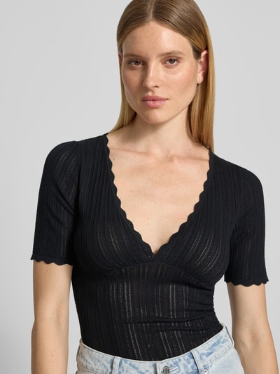 Frauenmodel trägt Slim Fit T-Shirt aus Viskose-Mix in Strick-Optik von Jake*s Casual, semitransparent, schwarz, V-Ausschnitt, Nahaufnahme Oberkörper.