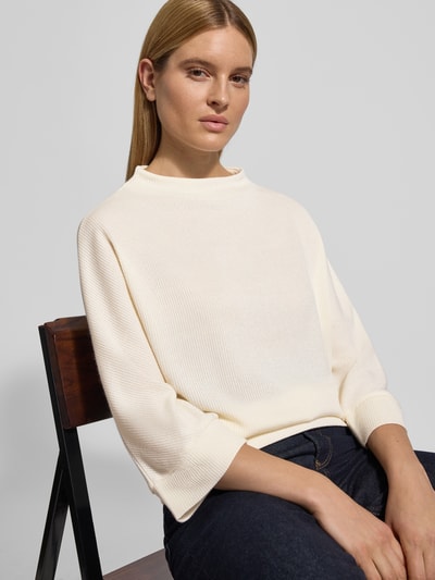 Vrouwenmodel draagt Shirt met lange mouwen met 3/4-mouwen Sagida van Opus, materiaalmix met viscose, los model, opstaande kraag, ribboorden, ruglengte maat 36: 60 cm, detailopname bovenlichaam.