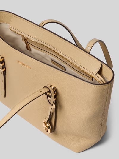 Produktfoto, Tote Bag aus echtem Leder mit Logo-Applikation Modell 'Quinn' von MICHAEL Michael Kors in Beige mit goldfarbenen Details, strukturierte Oberfläche, schmale Schulterriemen, Hauptfach mit Reißverschluss, neutrale Perspektive, Kontext: Damen Tote Bag mit Maßen 41x22x12 cm und Schulterriemenlänge 86 cm.