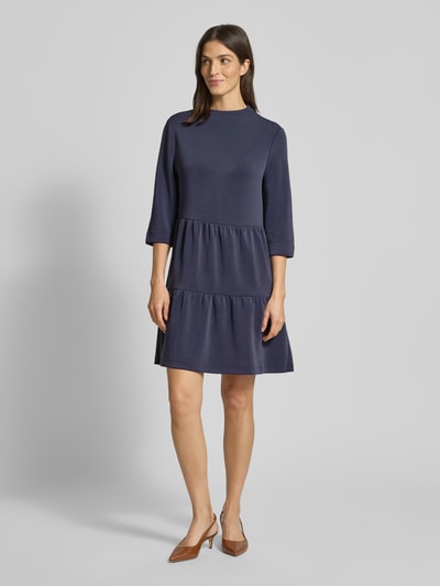 Vrouwenmodel draagt knielanges Freizeitkleid mit hochgeschlossenem Ausschnitt van s.Oliver BLACK LABEL, unie kleur, loose fit, lange mouwen, knielang, frontale lichaamsfoto.