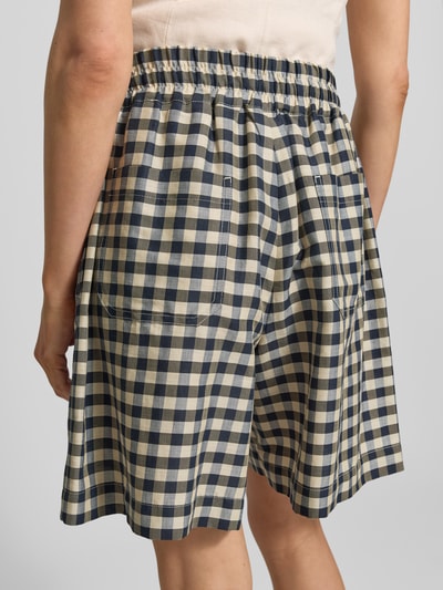 Frauenmodel trägt Regular Fit Bermudas aus Baumwoll-Mix Modell 'ASTRALE' von Weekend Max Mara, kariert, feine Webstruktur, Ganzkörperansicht Rückansicht.