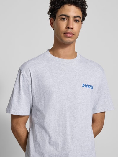 Männermodel trägt Regular Fit T-Shirt mit Motiv-Print Modell 'DRY RIDGE' von Dickies aus reiner Baumwolle, Nahaufnahme Oberkörper