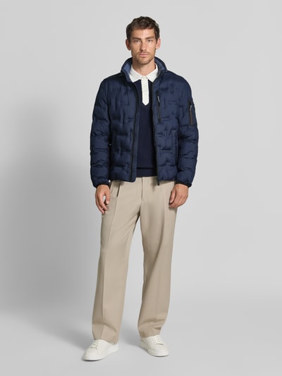 Männermodel trägt Regular Fit Bomberjacke mit reflektierenden Details von Tom Tailor in Dunkelblau, Herren bomberka/bluzon, Ganzkörperansicht von vorne.