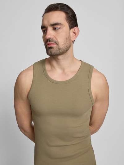 Männermodel trägt Skinny Fit Tanktop in Ripp-Optik von JAKE*S STUDIO MEN, Rundhalsausschnitt, ärmelloses Design, Nahaufnahme Oberkörper.