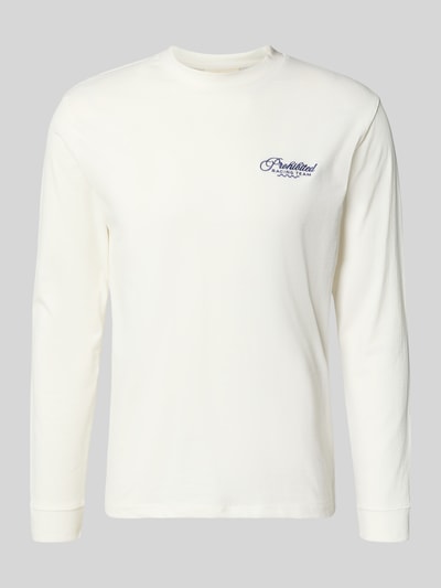 Produktfoto, weißes Herren Longsleeve aus reiner Baumwolle, Slim-Fit, Modell 'Cyclists Longsleeve' von PROHIBITED, Label-Stitching auf Brust, Rundhalsausschnitt, glatte Textur