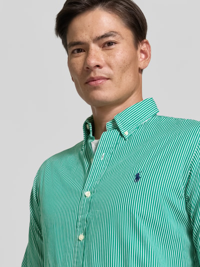 Männermodel trägt Custom Fit Freizeithemd aus reiner Baumwolle von Polo Ralph Lauren, grün-weiß gestreift, Nahaufnahme Oberkörper.
