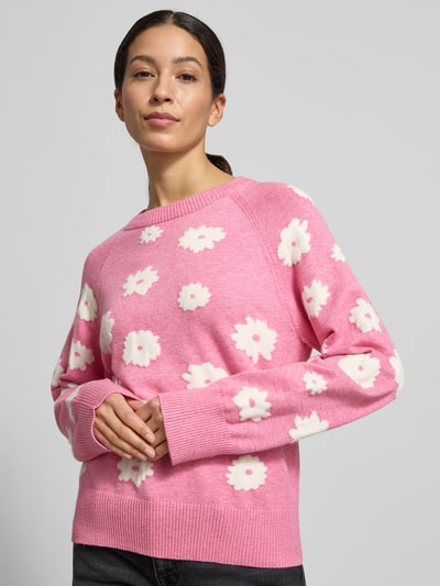 Vrouwenmodel draagt roze Strickpullover mit gerippten Abschlüssen Modell 'Alpie' van FREE/QUENT met witte bloemenprint, Viscose mix, los vallend, ronde hals, geribde boorden, bovenlichaam close-up.