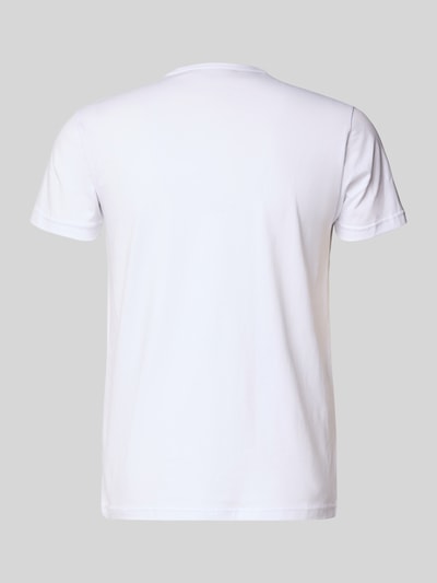 Männermodel trägt T-Shirt mit Label-Print im 2er-Pack von Emporio Armani, weiß, Baumwoll-Elasthan-Mix, gerade Passform, Ganzkörperansicht Rückansicht.