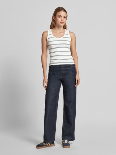 Frauenmodel trägt Tanktop mit Feinripp und Rundhalsausschnitt von Jake*s Casual aus Baumwoll-Mix mit Stretch-Anteil, Körpernaher-Schnitt, Ganzkörperansicht von vorne