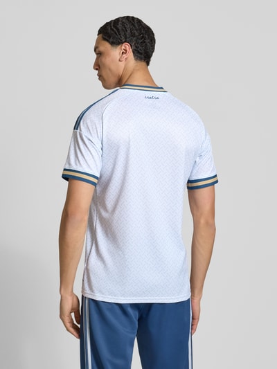 Männermodel trägt Italien Auswärtstrikot 2026 von adidas Sportswear, Mehrfarbig, Optik: Mehrfarbig, Regular-Fit, V-Ausschnitt, Ärmelform: Kurzarm, Ganzkörperansicht Rückansicht.