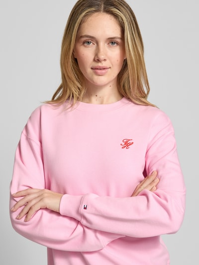 Frauenmodel trägt Regular Fit Sweatshirt aus Baumwoll-Mix von Tommy Hilfiger, Optik: Unifarben, Logo-Detail, Rundhals, Langarm, Sweat, Nahaufnahme Oberkörper.