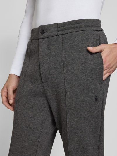 Männermodel trägt Loose Fit Sweathose mit Logo-Stitching Modell 'MESH FACE' von Polo Ralph Lauren in Dunkelgrau, Nahaufnahme Oberkörper, Herren Sweathose von Polo Ralph Lauren