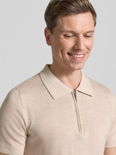 Männermodel trägt Regular Fit Poloshirt aus reiner Wolle Modell 'TRAY' von Selected Homme, Optik: Unifarben, Nahaufnahme Oberkörper.