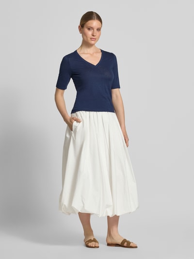 Frauenmodel trägt Regular Fit T-Shirt aus Leinen-Mix Modell 'OPZIONE' von Weekend Max Mara in mehrfarbiger Optik, V-Ausschnitt, gestreift, Logo-Print, Feinstrick, Ganzkörperansicht von vorne.