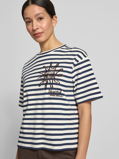 Frauenmodel trägt Regular Fit T-Shirt aus reiner Baumwolle Modell 'SABATO' von Weekend Max Mara, Optik: Unifarben, Floral-Stitching, Rundhals, Kurzarm, Materialverarbeitung: Feinripp, Nahaufnahme Oberkörper.