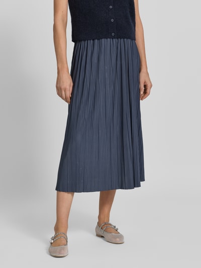 Kobiece model nosi spódnica midi z plisami Midirock mit Plisseefalten Modell 'UMA' od Samsøe Samsøe, mieszanka materiałów z dodatkiem streczu, prosty krój, elastyczny pas, szerokość w rozmiarze S: 33 cm, całkowita długość w rozmiarze S: 83 cm, kolor ciemnoniebieski, faktura plisowana, całkowite ujęcie sylwetki z przodu.