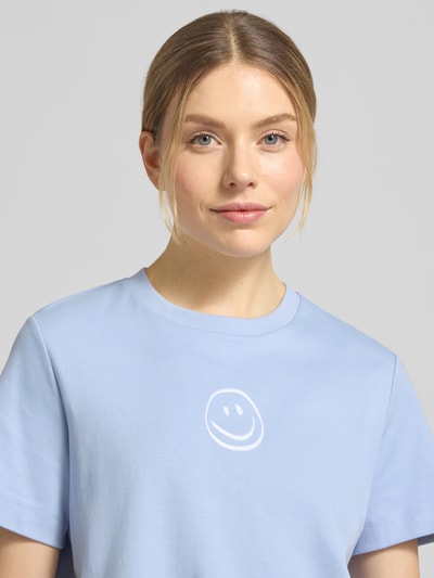 Frauenmodel trägt Oversized Damen T-Shirt aus reiner Baumwolle Modell 'SARA METTE' von Vero Moda, Optik: Unifarben, Motiv-Stitching, Rundhals, Kurzarm, Materialverarbeitung: Jersey, Nahaufnahme Oberkörper.