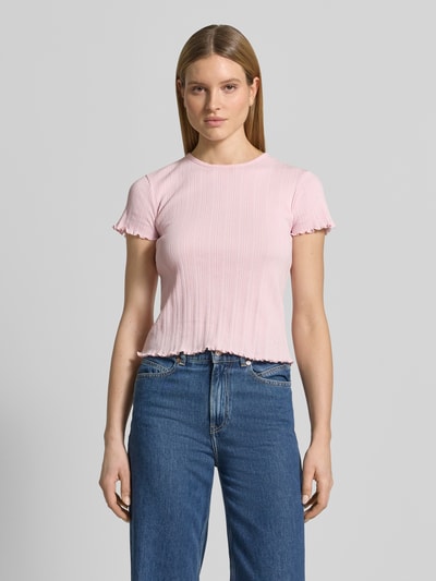 Frauenmodel trägt T-Shirt mit Muschelsaum von JAKE*S STUDIO WOMAN in Rosa, reine Baumwolle, gerader Schnitt, Nahaufnahme Oberkörper.