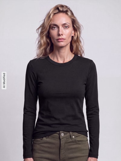 Frauenmodel trägt Slim Fit Langarmshirt aus reiner Baumwolle von s.Oliver RED LABEL, schwarz, glatte Textur, Ganzkörperansicht von vorne, KI-modifiziertes Bild.