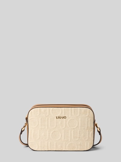 Produktfoto, Camera Case mit Logo-Detail Modell 'Manhattan' von Liu Jo White, beige strukturierte Oberfläche, goldener Schriftzug, Maße 23x16x8 cm, schmaler Schulterriemen 130 cm, Reißverschluss-Hauptfach