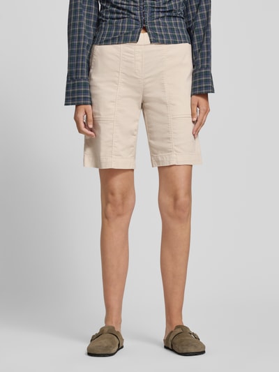 Frauenmodel trägt Straight Fit Shorts mit Gesäßtaschen Modell 'Sue' von TONI aus Baumwoll-Mix, helle Farbe, Ganzkörperansicht von vorne.