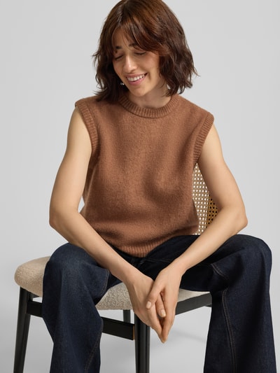 Frauenmodel trägt Pullunder aus Alpaka-Mix mit Rundhalsausschnitt von American Vintage in Braun, gerippte Abschlüsse, Regular Fit, Nahaufnahme Oberkörper