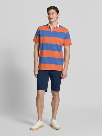 Männermodel trägt Regular Fit Cargoshorts aus Baumwoll-Mix von Brax, Optik: Unifarben, Passform: Regular-Fit, Ganzkörperansicht von vorne.