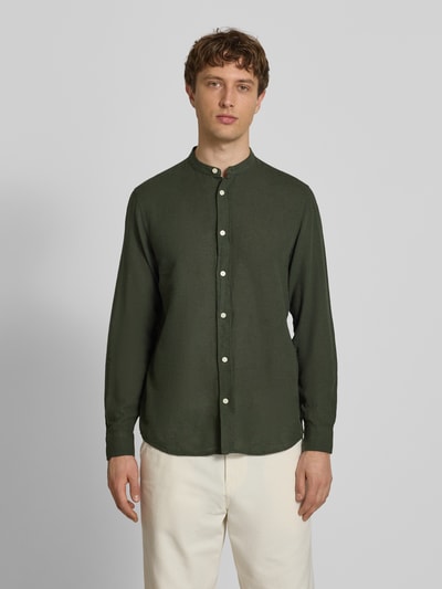 Männermodel trägt Slim Fit Freizeithemd aus Baumwoll-Leinen-Mix Modell 'CAIDEN' von Only & Sons in Optik: Unifarben, Ganzkörperansicht von vorne.