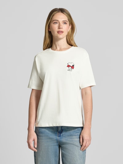 Frauenmodel trägt Damen T-Shirt mit Motiv-Print und Rundhalsausschnitt von Jake*s Casual in Weiß, Relaxed-Fit aus reiner Bio-Baumwolle, Nahaufnahme Oberkörper.