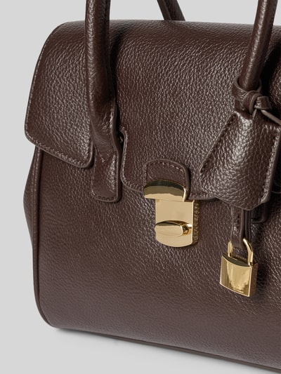 Produktfoto, Handtasche mit Tragehenkel und Schulterriemen Modell 'SIENA' von Mango in Dunkelbraun, Überschlag, Klickverschluss, Hauptfach, Breite 23 cm, Länge 20 cm, Tiefe 12 cm, Länge Schulterriemen 15 cm, strukturierte Oberfläche