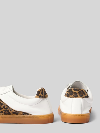 Produktfoto, Sneaker aus Leder mit Schnürung Modell 'CPH98' von Copenhagen, weiß mit brauner Leo-Textur, runde Spitze, Gummisohle.
